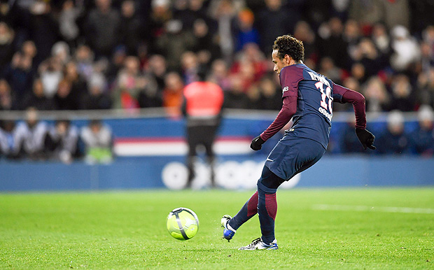 Paris Saint-Germain's Brazilian forward Neymar readies to shoot a penalty shot scoring the team's eighth goal during the French L1 football match between Paris Saint-Germain and Dijon on January 17, 2018 at the Parc des Princes stadium in Paris. / AFP PHOTO / CHRISTOPHE SIMON