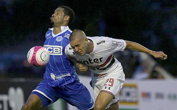 Bissoli tenta cabeçada durante a derrota do São Paulo para o São Bento