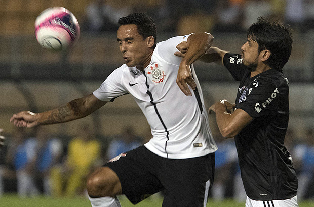Jadson divide a bola durante jogo entre Corinthians e Ponte Preta