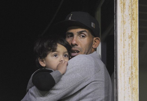 Tevez assiste a jogo do Boca Juniors com o filho no colo