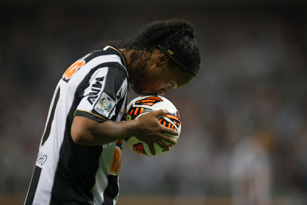 BELO HORIZONTE, MG, BRASIL, 24-07-2013, 22H00, FINAL DA COPA LIBERTADORES 2013, ESPORTES, ATLETICO (BRA) X OLIMPIA (PAR): Ronaldinho (Atletico) beija a bola durante partida disputada no estadio do Mineirao, em Belo Horizonte. (Foto: Ricardo Nogueira/Folhapress) ***exclusivo Folha***