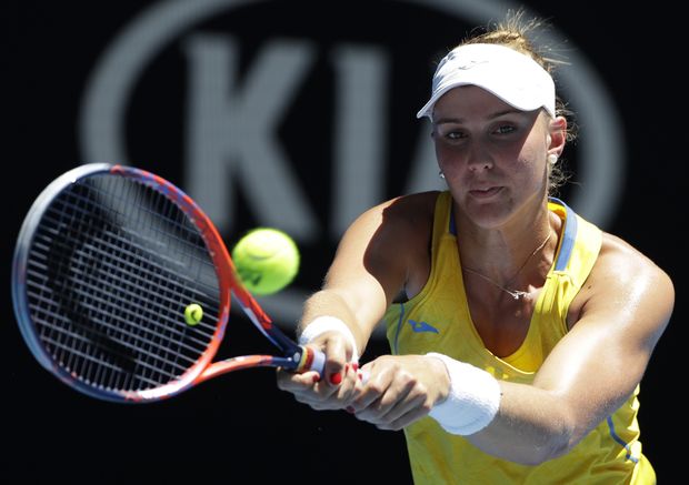 Bia Haddad rebate bola na derrota para Karolina Pliskova na segunda rodada do Aberto da Austrália