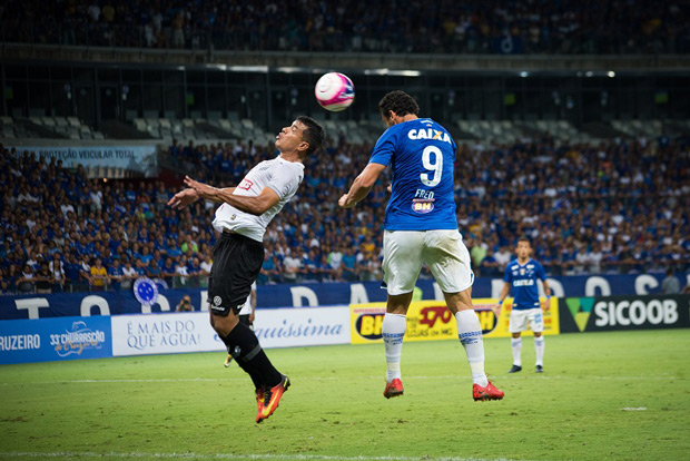Fred tenta cabecear a bola durante jogo entre Cruzeiro x Tupi
