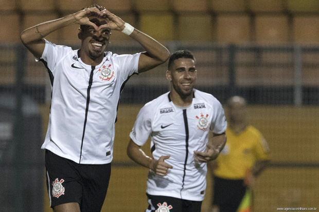 Júnior Dutra comemora gol marcado na vitória do Corinthians sobre o São Caetano