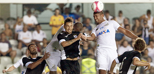 Lance do jogo entre Santos e Bragantino; time do litoral volta a ser mandante neste domingo, mas no Pacaembu