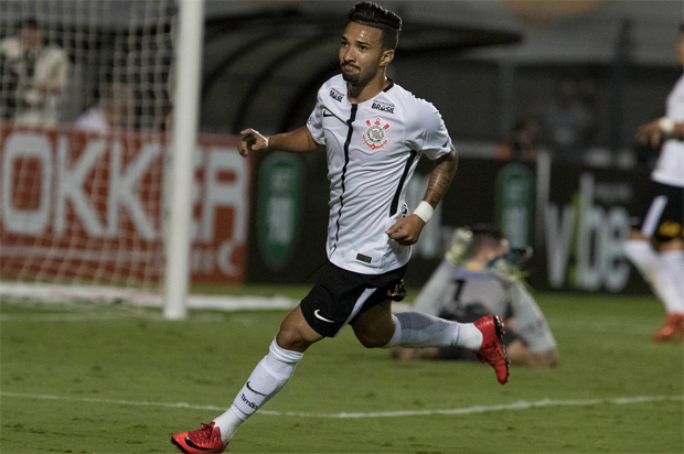 Clayson comemora gol marcado na vitória do Corinthians sobre a Ferroviária