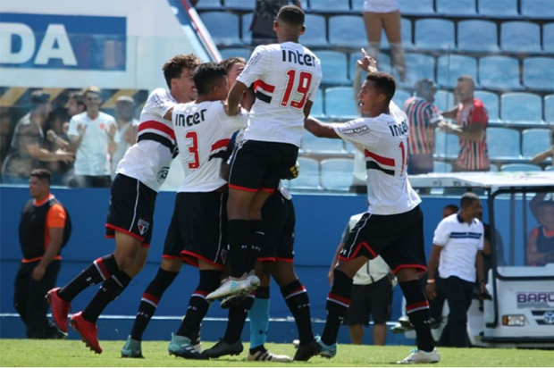 Jogadores do São Paulo comemoram classificação para a final da Copa São Paulo de futebol júnior