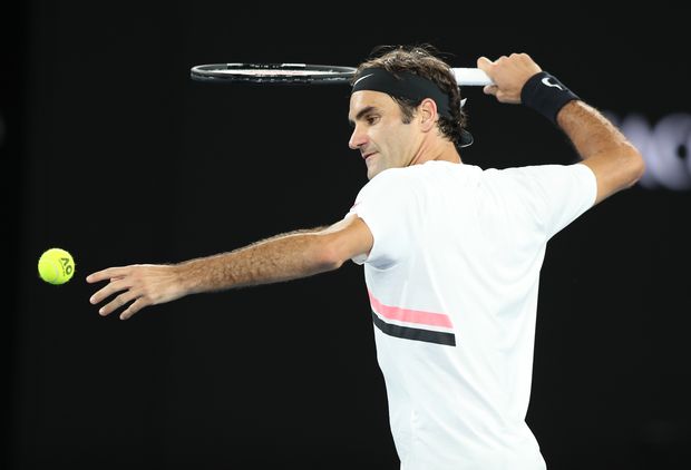 Federer comemora vitória sobre Berdych no Aberto da Austrália jogando a bolinha para a arquibancada