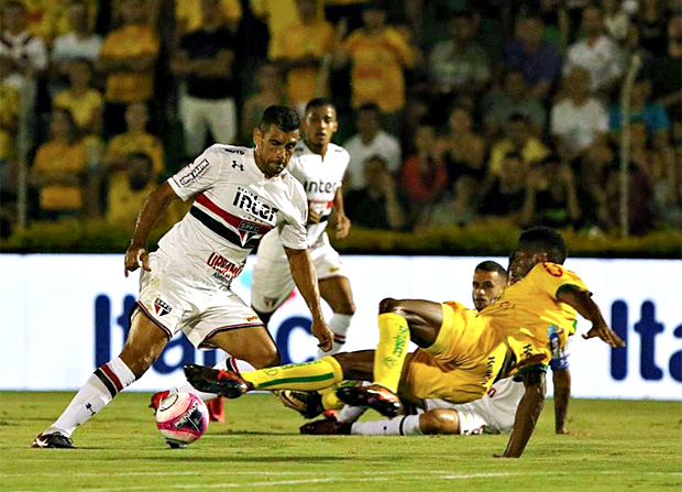 Diego Souza tenta passar pela marcação adversária durante vitória do São Paulo sobre o Mirassol
