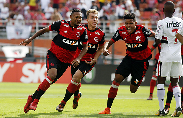 Jogadores do Flamengo comemoram gol marcado contra o São Paulo na final da Copa São Paulo