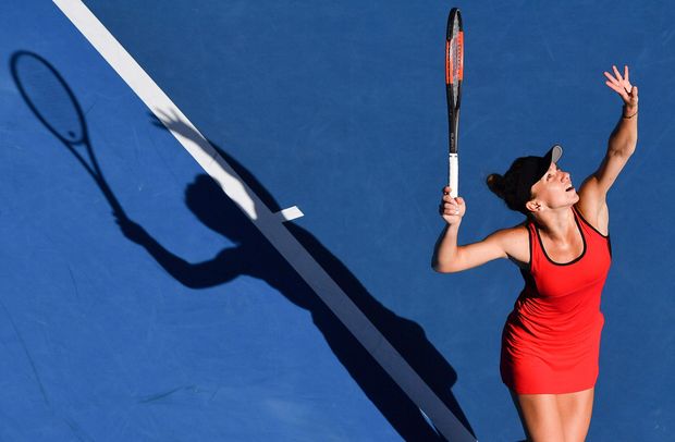 Simona Halep saca na vitória sobre Angelique Kerber pelas semifinais do Aberto da Austrália