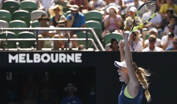 Caroline Wozniacki comemora vitória sobre Elise Mertens nas semifinais do Aberto da Austrália