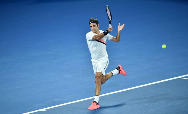 Roger Federer rebate bola na partida contra Chung Hyeon nas semifinais do Aberto da Austrália