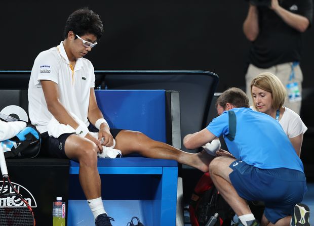 O sul-coreano Chung Hyeon recebe tratamento médico na partida contra Federer
