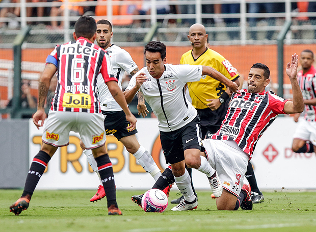 Lance do clássico entre Corinthians e São Paulo no Pacaembu, em que o time tricolor voltou a ser derrotado