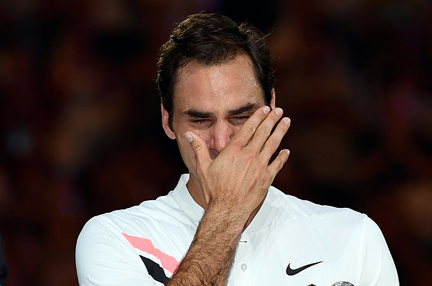 Roger Federer não consegue segurar as lágrimas após o título em Melbourne