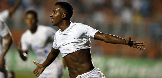Rodrygo comemora o gol de empate do Santos no fim do jogo