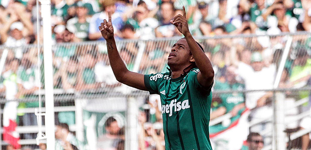 Keno comemora primeiro gol da vitória por 2 a 0 do Palmeiras sobre o Bragantino em Bragança