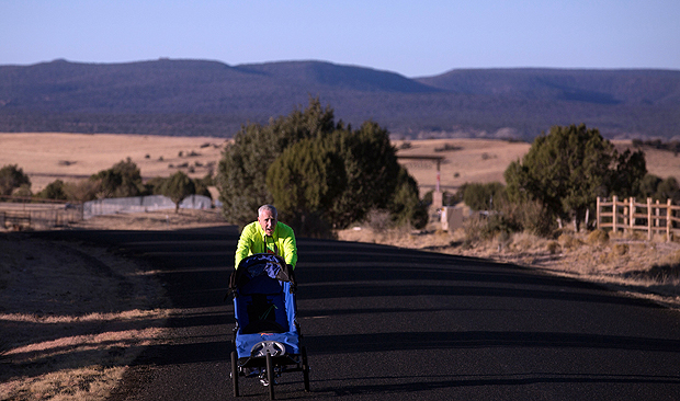 Peter Kline treina para disputar maratona empurrando cadeira de rodas na cidade de Prescott, nos Estados Unidos