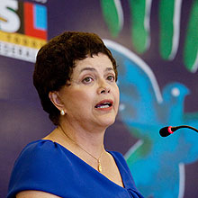 Dilma abandona peruca e aparece de cabelos curtos em evento em Brasília