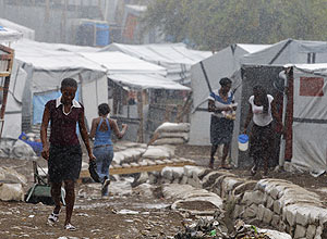 Haitianos desabrigados pelo terremoto no ano passado (Kena Betancur-07.jan.2011/Reuters)