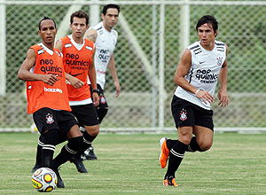 Liedson do Corinthians é observado por companheiros surante seu primeiro treino no novo clube