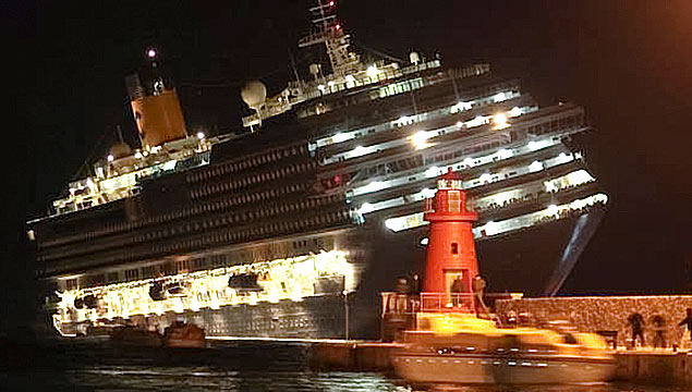 O luxuoso navio de cruzeiro Costa Concordia inclina-se depois de encalhar em um banco de areia na Itália