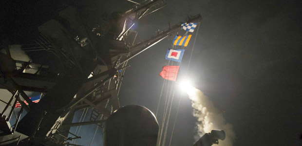 Imagem cedida pela Marinha dos EUA do navio USS Ross lançando um míssil Tomahawk do mar Mediterrâneo em direção à Síria
