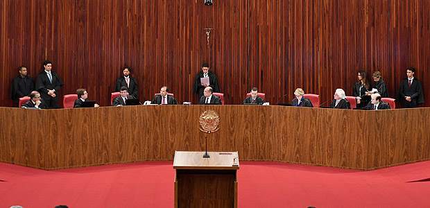 General view of the Supreme Electoral Court (TSE) session examining whether the 2014 reelection of president Dilma Rousseff and her then-vice president Michel Temer should be invalidated because of corrupt campaign funding, in Brasilia, on June 8, 2017. Judges on Brazil's electoral court were expected to start voting on the eve, in a case that could topple scandal-tainted President Michel Temer. If the court votes to scrap the election result, Temer -- who took over only last year when Rousseff was impeached -- would himself risk losing his office, forcing Brazil's congress to pick an interim president. / AFP PHOTO / EVARISTO SA ORG XMIT: ESA300