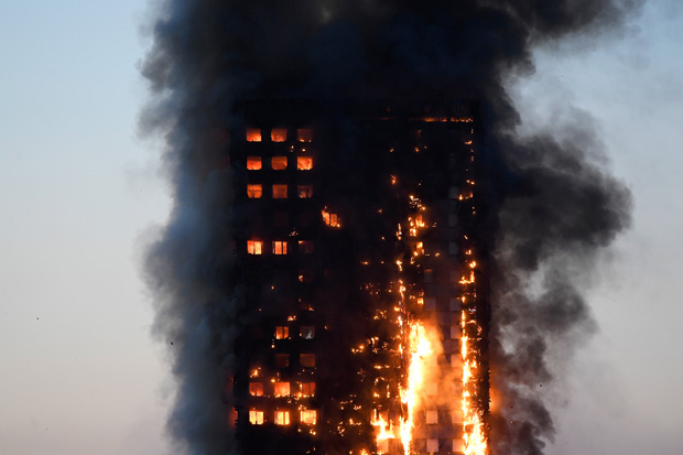 Resultado de imagem para Incêndio atinge prédio de 24 andares e deixa mortos em Londres