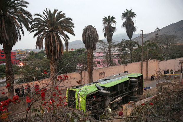 Resultado de imagem para Ônibus de turismo tomba e deixa ao menos 9 mortos em Lima, no Peru
