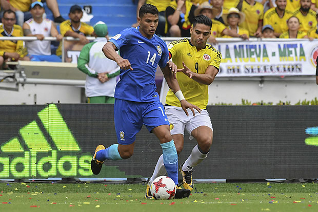 Brazil's Thiago Silva (L) and Colombia's Radamel Falcao vie for the ball during their 2018 World Cup qualifier football match in Barranquilla, Colombia, on September 5, 2017. / AFP PHOTO / Luis ACOSTA