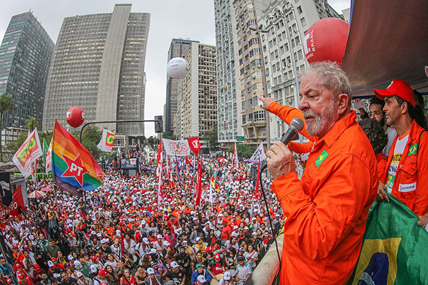 Lula durante ato no Rio de Janeiro
