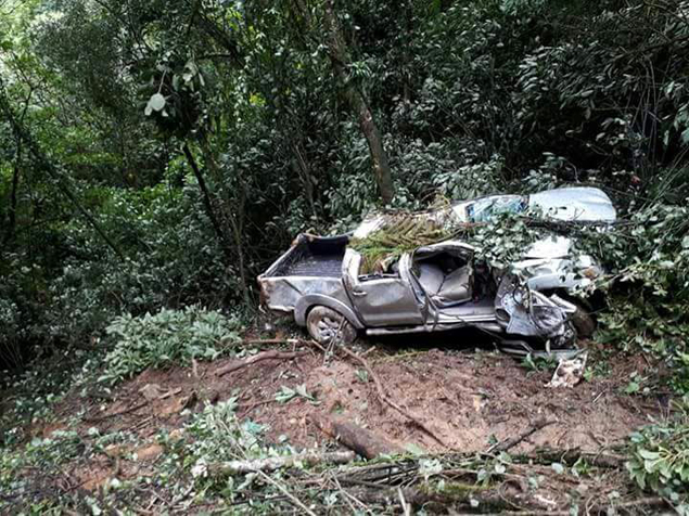 Carro cai em ribanceira na rodovia SC-418 em Santa Catarina
