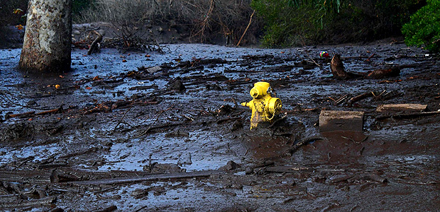 Hidrante em meio à lama após deslizamento em Montecito, Califórnia