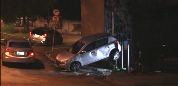 Carro fica preso na calçada após ser arrastado pela chuva na Vila Madalena, em São Paulo