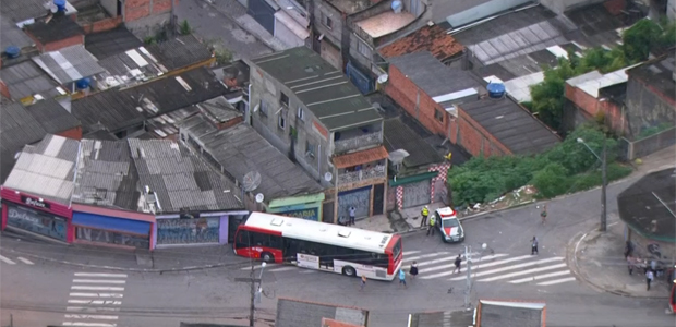 Ônibus bate em casa na zona leste de São Paulo