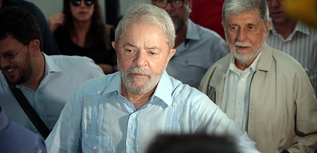 Ex-presidente Lula chega para a reunião da executiva do PT em São Paulo (Diego Padgurschi/ Folhapress) 