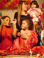 Simony canta "Parabéns" com os filhos Ryan, Aysha e Pyetra