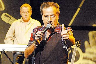 Nasi, ex-vocalista do Ira!, durante apresentação; cantor estará em dose dupla na Virada Cultural, um dos palcos é o da República