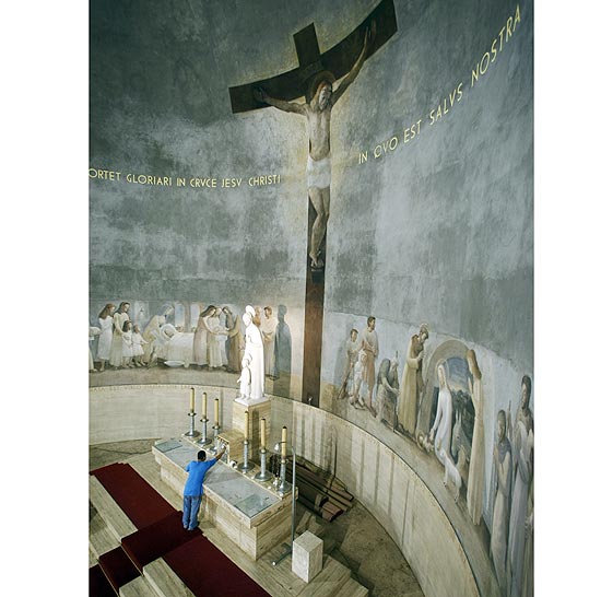Funcionário da Igreja Nossa Senhora da Paz faz limpeza no altar onde tem afrescos do artista Fulvio Pennacchi, no Glicério