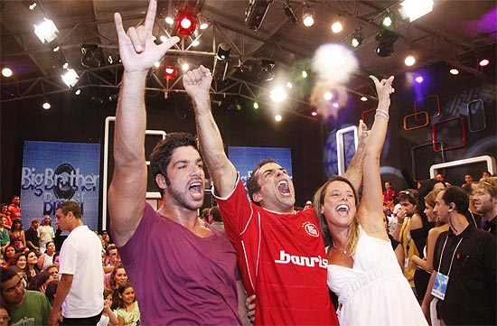 O campeo Marcelo Dourado (centro) e os finalistas Fernanda ( direita) e Cadu ( esquerda) comemoram na final do programa