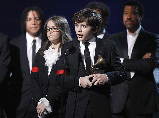 Prince Michael e Paris, filhos de Michael Jackson, recebem prêmio em nome do pai em 2010
