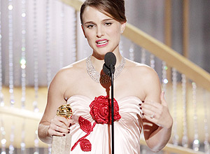 Grávida, Natalie Portman sobe ao palco para agradecer prêmio de melhor atriz