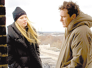 Os atores Gwyneth Paltrow e Joaquin Phoenix em cena de `Amantes' (2008), de James Gray