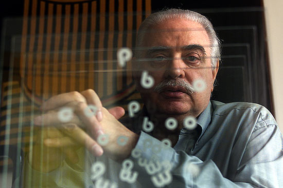 O poeta concreto Augusto de Campos