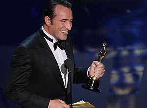O ator Jean Dujardin, protagonista <br> de "O Artista", recebe a estatueta