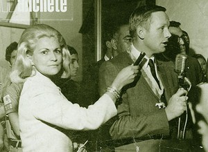 Na sede da revista Manchete, Hebe colhe impressões do astronauta Neil Armstrong, em 1969 (Reprodução)
