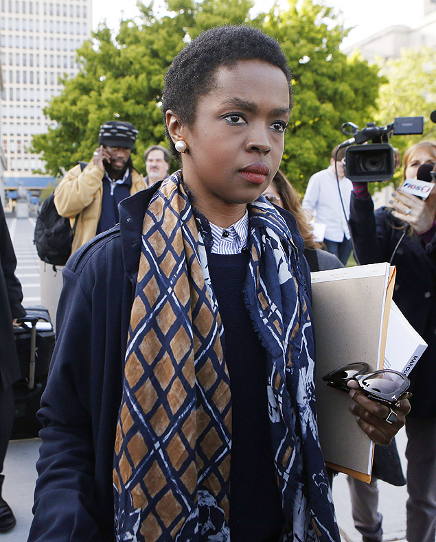 A cantora Lauryn Hill deixa tribunal em Newark, Nova Jersey, após ser condenada, em 6 de maio