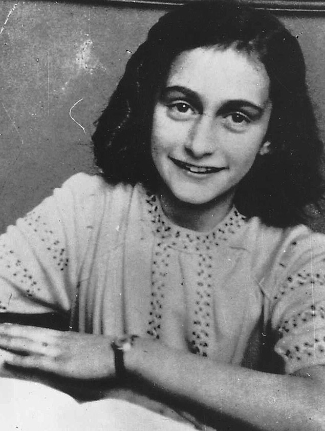 Folha de S.Paulo - Livraria da Folha - Minissérie da BBC reconta história  de Anne Frank - 26/07/2015